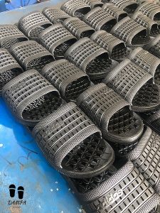نمونه ای از دمپایی استخری مشکی با جنس درجه یک پی وی سی