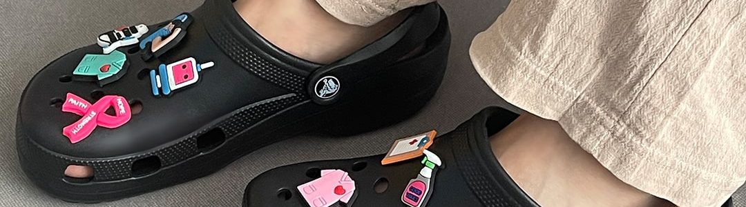 دمپایی کراکس استیکردار